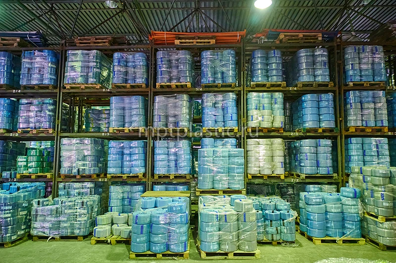 логотип компании МПТ Пластик на фоне продукции
